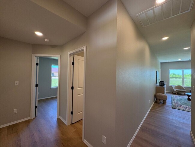 Building Photo - Brand New Home!!