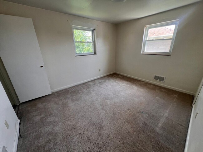 Building Photo - 1121 Clippert St