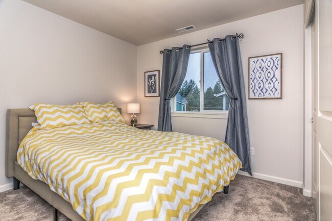 Building Photo - Spacious 3 Bedroom Home, Great Southeast B...