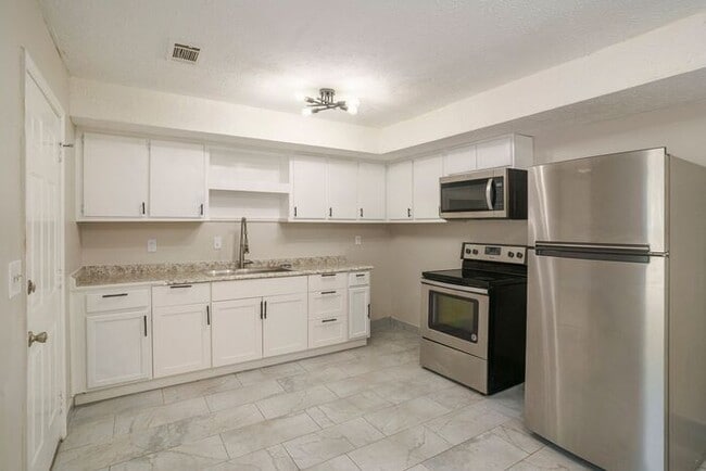 Building Photo - Beautiful 3BR/2BA Duplex near Downtown Covington!