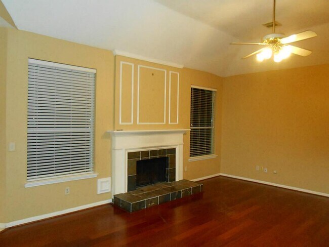 Building Photo - 6 Windfern Pl