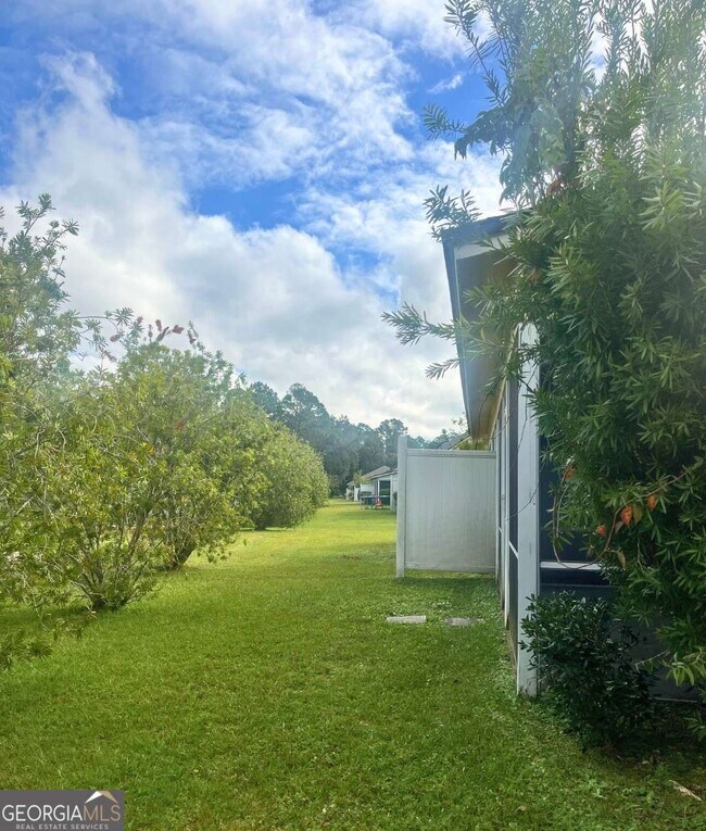 Building Photo - 303 Gary Cir