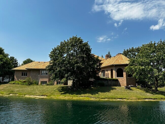 Building Photo - 1115 Bridgeview Ln