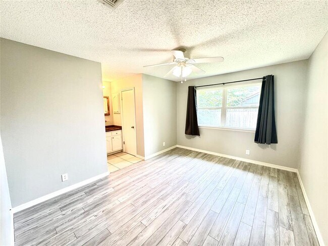 Building Photo - 1401 Somerset Dr
