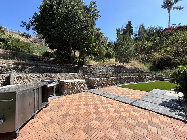 Building Photo - Newly Renovated 4 bed house!