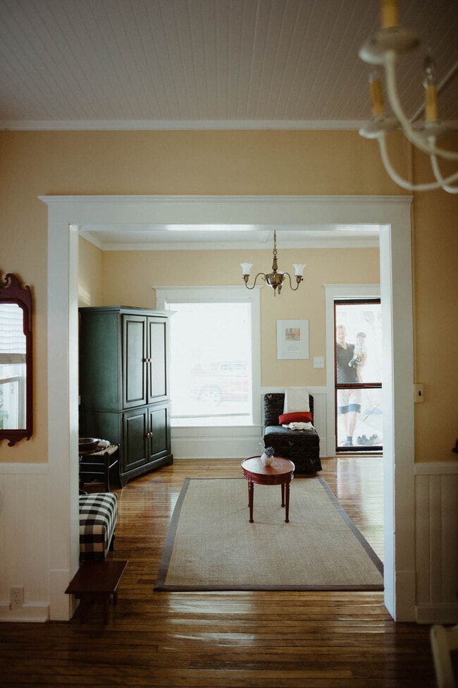 Building Photo - 108 W 6th St