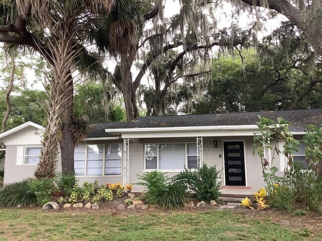 Building Photo - 2899 E Crooked Lake Dr