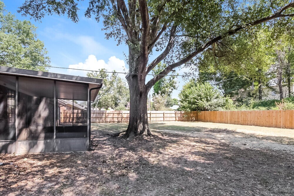 Building Photo - 6170 Chickasaw Dr