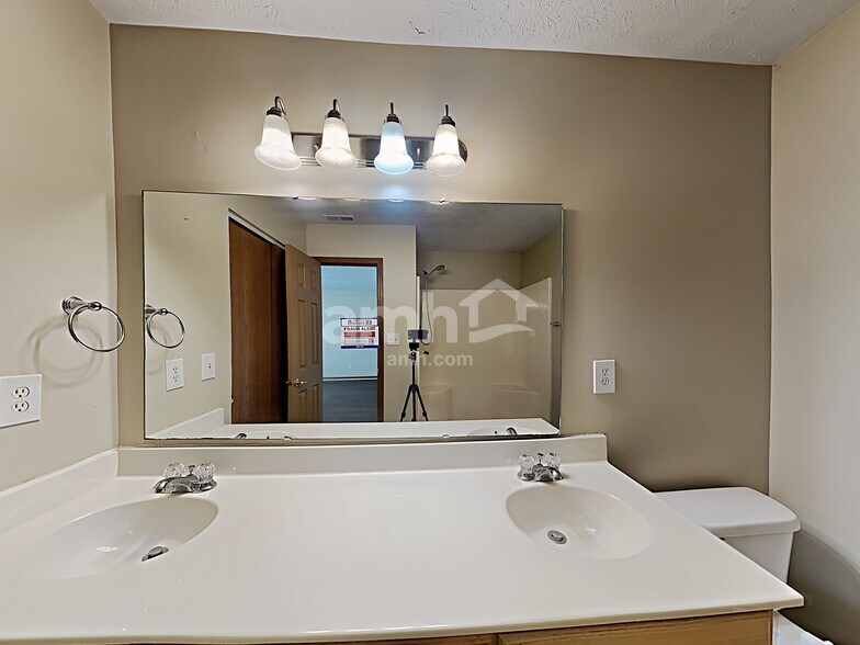 Building Photo - 8255 Captain Dr