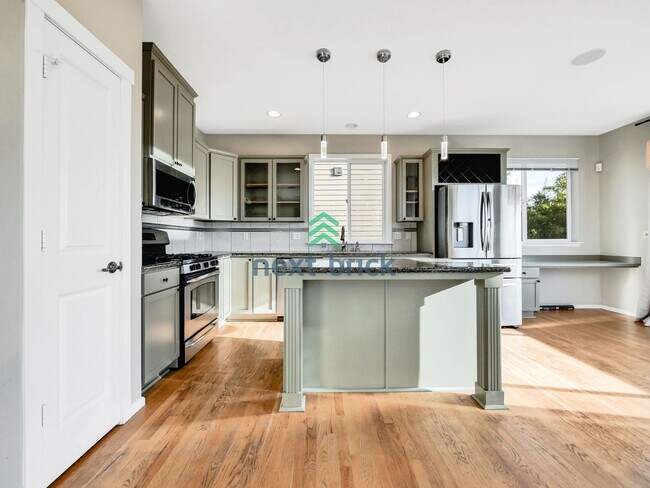 Building Photo - 5 Bed and 3.5 Bath Single-family Home is A...