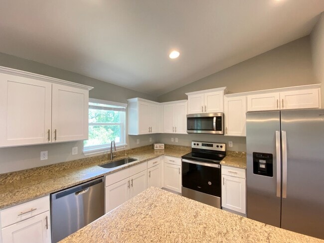 Building Photo - 130 Oak Cir