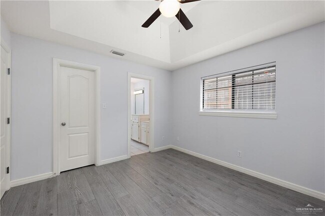 Building Photo - 404 E Cardinal Ave