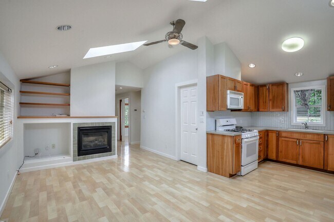 Building Photo - 3669 Madrone Ave