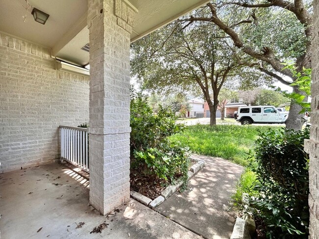 Building Photo - Lovely & Spacious 3/BR 2.5/BA Home in Roun...