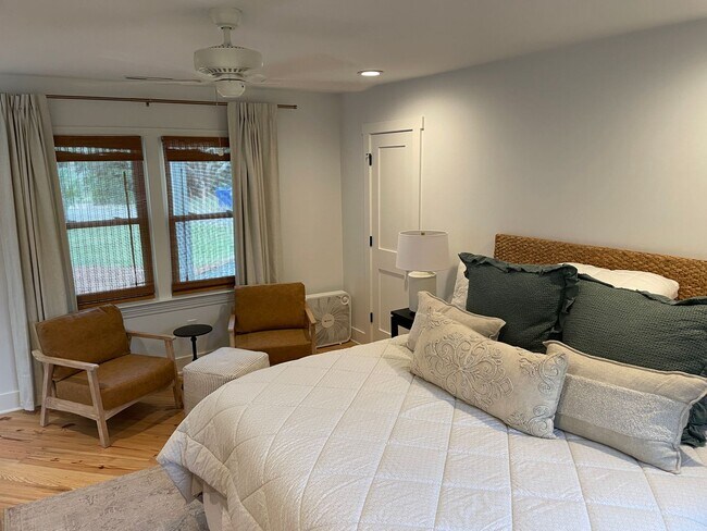 Building Photo - Old Village Cottage - 1.5 Blocks to Pitt Street Bridge