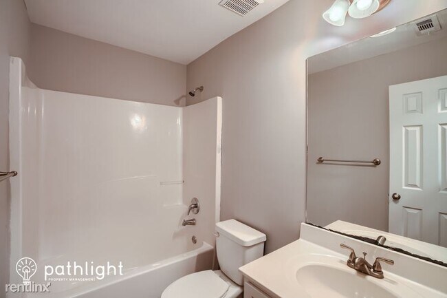 Building Photo - 4 br, 2.5 bath House - 912 Lakeside Ct UNIT