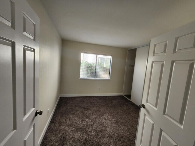 Building Photo - Beautiful: 3 Bedroom 2 Bath Single Family ...