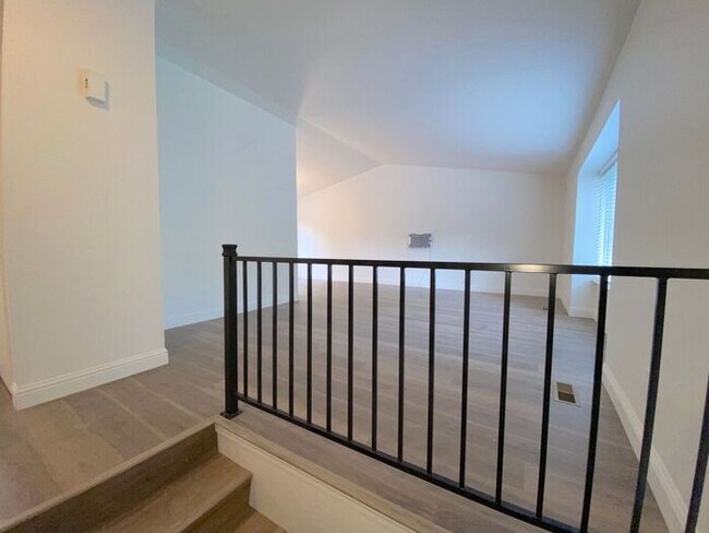 Building Photo - Modern 4 Bedroom, 3 Bath House - Near Died...