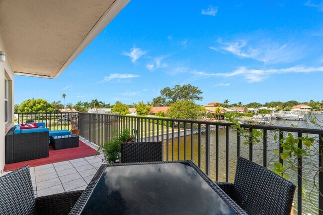 Building Photo - Waterfront Views! Fully updated 2/2 condo