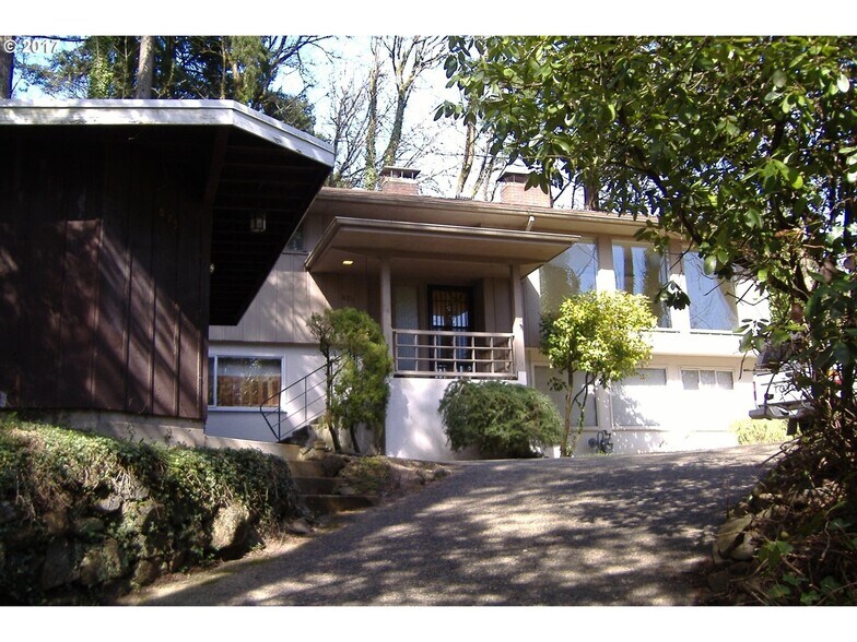 Front of house - 875 SW Cheltenham St
