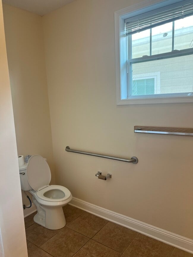 Building Photo - Beautiful 2/1 duplex