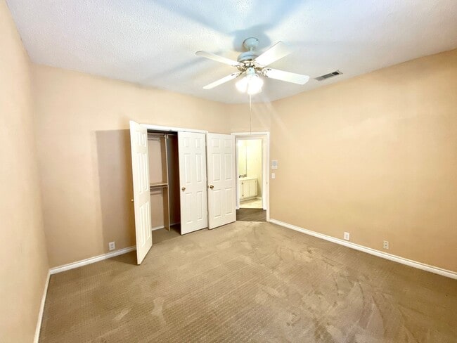 Building Photo - Introducing this inviting 3-bedroom, 2-bat...