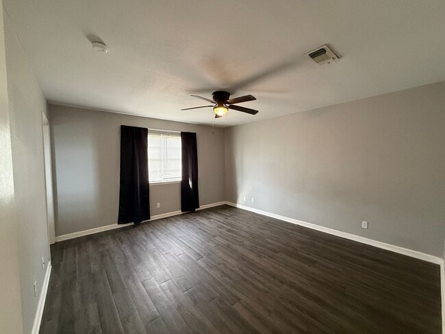 Building Photo - 3128 Sunset Dr