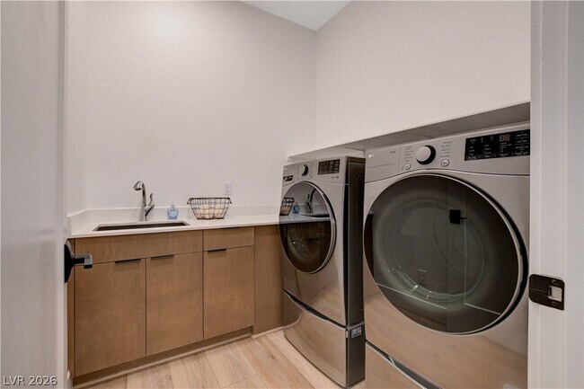 Building Photo - 779 Willits St