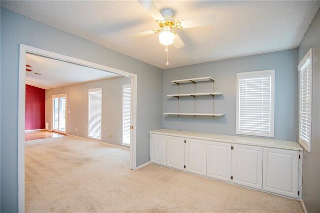 Building Photo - 2 Newburgh Dr