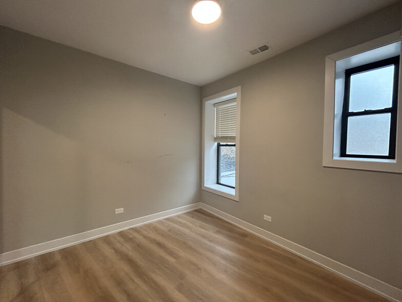 Building Photo - 423 W Belden Ave