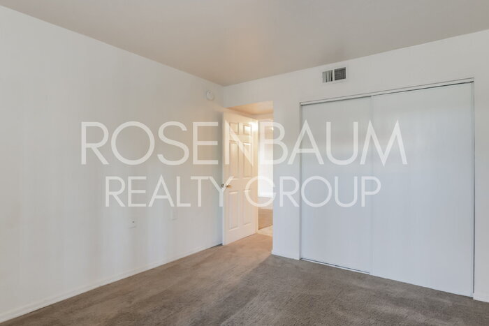 Building Photo - 455 W Kelso St