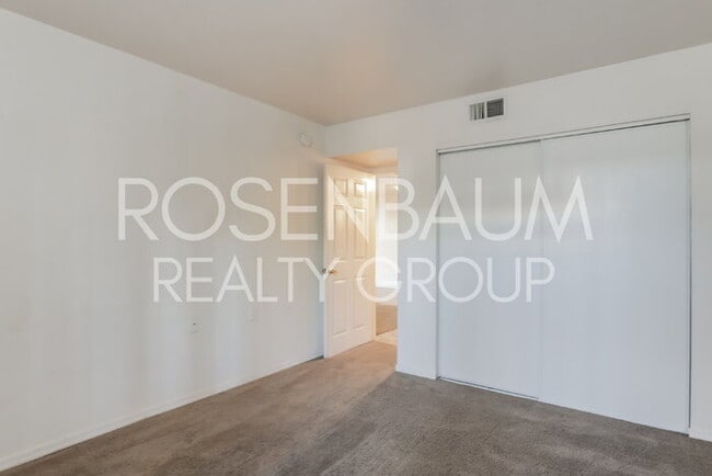 Building Photo - Gorgeous 1-bed, 1-bath downstairs apartmen...