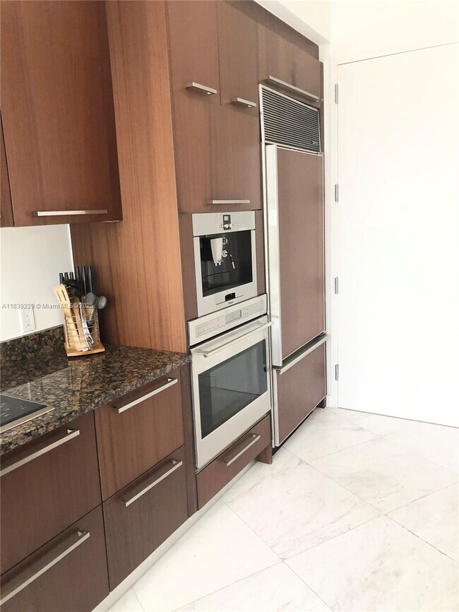 Building Photo - 15811 Collins Ave