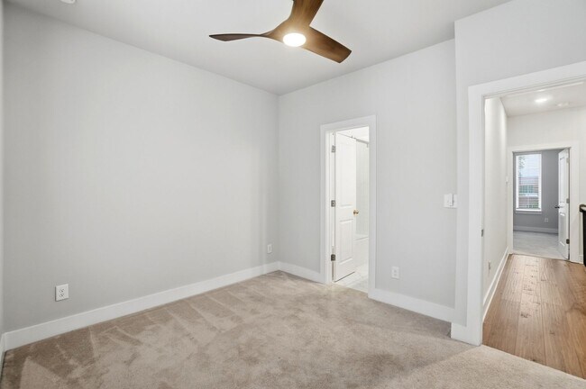 Building Photo - Modern Townhome in the Heart of Plaza Midw...