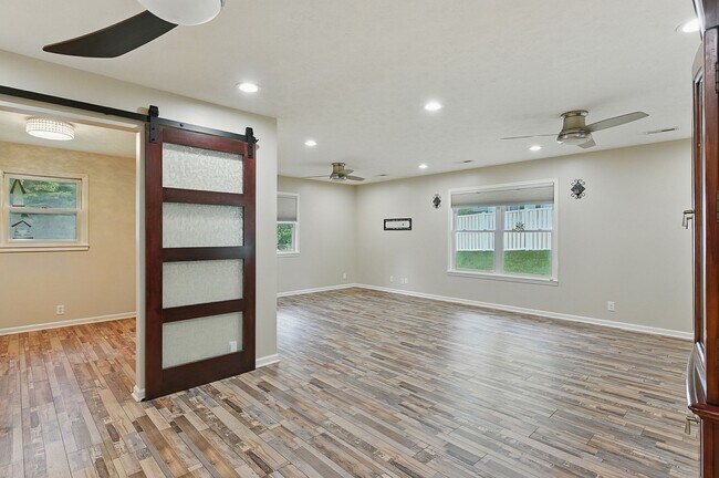 Building Photo - Spacious 4-Bedroom Home for Rent in Desira...