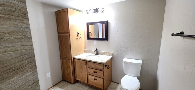 Building Photo - One Bedroom Condo For Rent