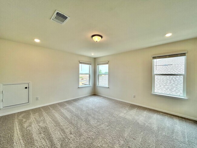 Building Photo - Spacious & Updated 4/BR 3/5/BA Home with M...