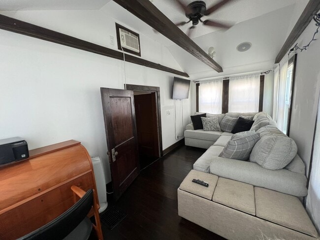 Building Photo - {4331} Updated West Plaza Bungalow + Moder...