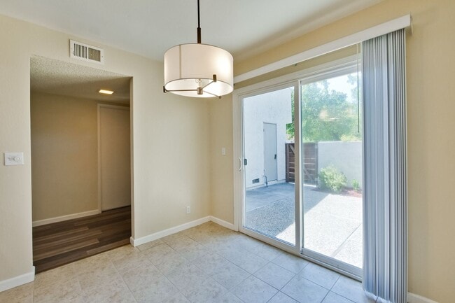 Building Photo - Reduced-Beautiful 3 bedroom 2 bath Single Family Home $4395