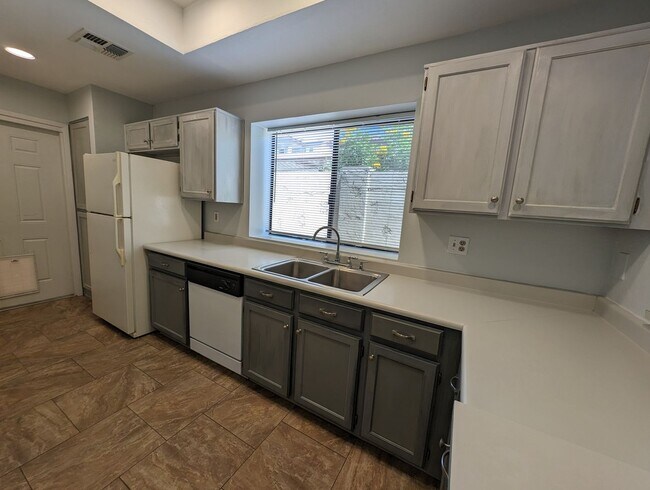 Building Photo - 2 Bedroom Condo in the Sonoma Village Comm...
