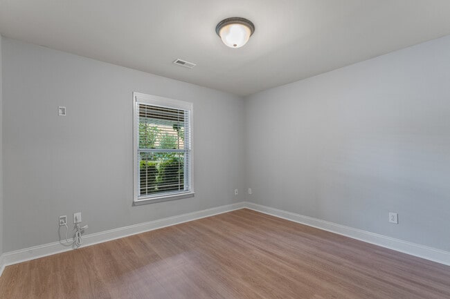 Building Photo - 323 Harbor Glen Dr SW