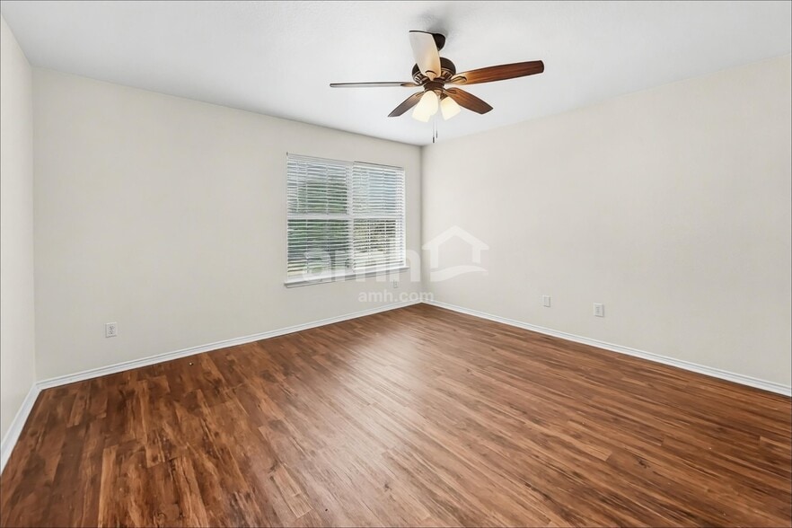 Building Photo - 2014 Kingsbridge Dr