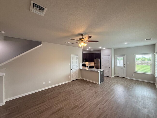 Building Photo - 3bd/2.5ba Two-Story Duplex in Prime Location