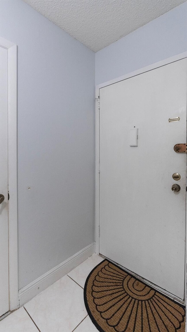 Building Photo - 4156 Inverrary Dr