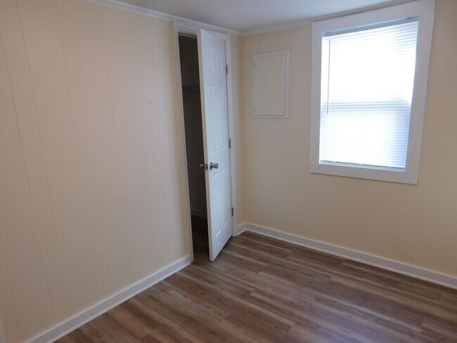 Building Photo - 423 Bouy St