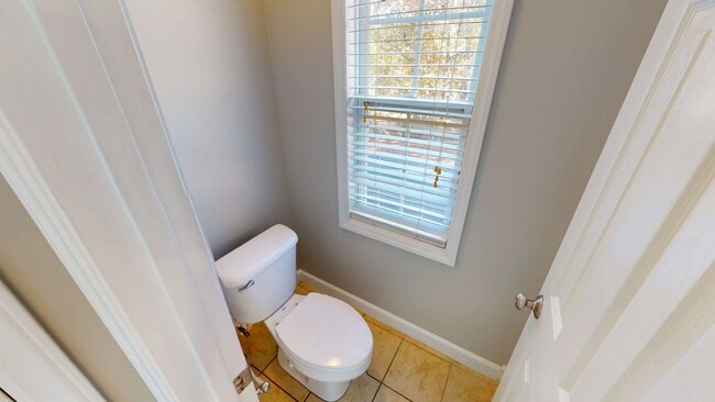 Building Photo - Open Floor Plan with Fenced Back Yard in L...