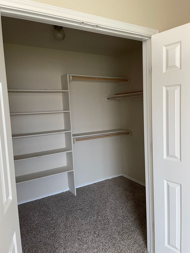 Building Photo - Application Received! 3 bed, 2 bath with B...