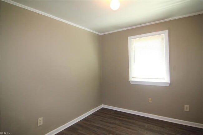 Building Photo - 1744 N Lakeland Dr