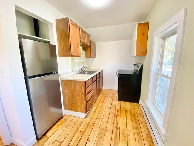 Building Photo - 1 Bedroom Apartment in South Burlington VT...