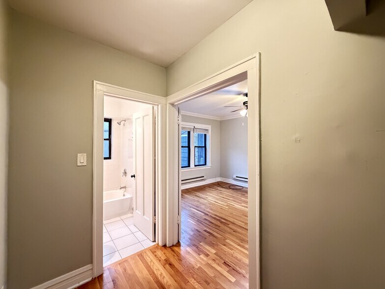 Building Photo - 4725 N Hermitage Ave